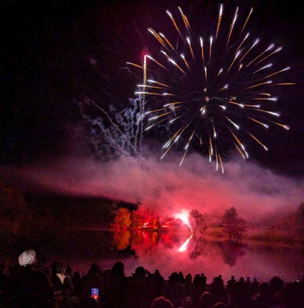 sortie à OUDON, Loire Atlantique. GUINGUETTE AU BORD DE L'EAU ET FEU D'ARTIFICE Sortir à OUDON(Loire Atlantique). OUDON.