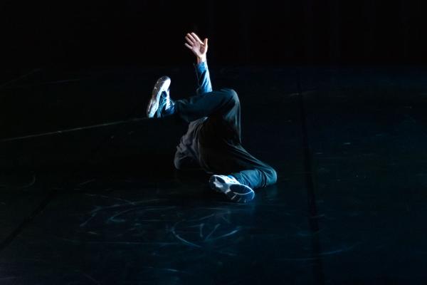 sortie à FRONTIGNAN, Hérault. PERFORMANCE "CONVERSATION", CIE VIRGULE ET LULA HE Sortir à FRONTIGNAN(Hérault). FRONTIGNAN.