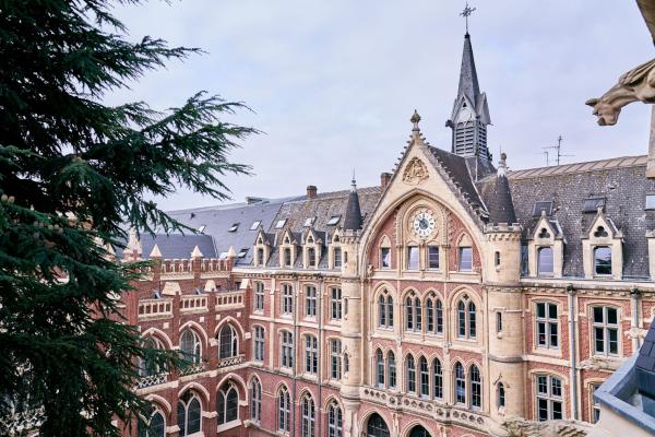 sortie à LILLE, Nord. JPO "HYBRIDES À L'UNIVERSITÉ CATHOLIQUE DE LILLE Sortir à LILLE(Nord). LILLE.